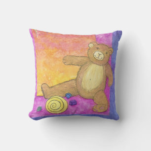 Teddybär auf violettem Kissen