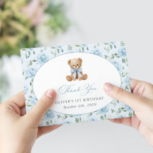 Teddybär, blaues Band, blaue Blumen, erster Geburt