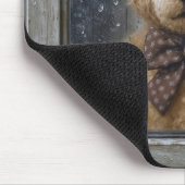Teddybär schaut aus regnerischem Fenster Mousepad (Ecke)