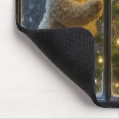 Teddybär schmückt einen Weihnachtsbaum Mousepad (Ecke)
