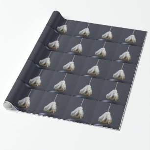 Tee-Beutel hängt in einer Tasse Geschenkpapier
