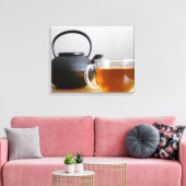 Tee-Cup mit Black Metal Tea Kettle 16x20 Leinwanddruck (Insitu (Wohnzimmer))