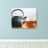 Tee-Cup mit Black Metal Tea Kettle 16x20 Leinwanddruck (Insitu (Holzboden))