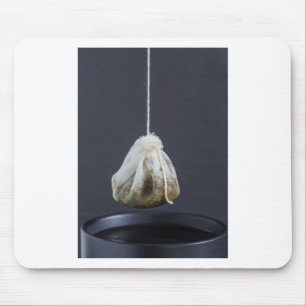 Tee-Eutel hängt in einer Tasse Mousepad