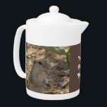 Tee für zwei Niedliche Eichhörnchen Foto Natur<br><div class="desc">Bereit zum Tee für zwei? Dieser Teekessel ist mit einem Foto ausgestattet, das ein bezauberndes, kleines, stehendes Erdeichhörnchen um seine Wüste herum aufnimmt. Seine Vorderpfoten werden vor ihm gehalten und sein Seitenprofil ist sichtbar. Das Eichhörnchenfoto erscheint auf beiden Seiten dieses Teekratzes mit "Tee für zwei" in der Mitte. Schnell und...</div>