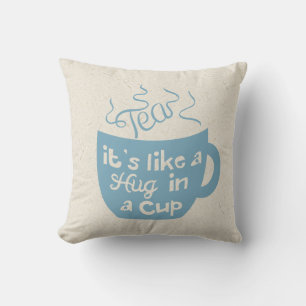 Tee ist wie eine Umarmung in einem Cup Kissen