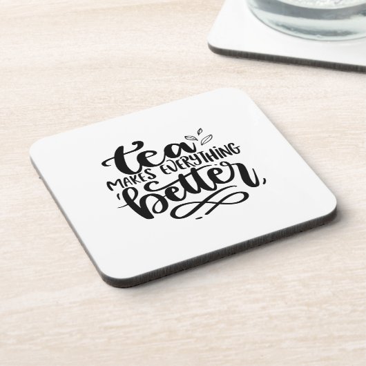 Tee macht alles zu einem besseren Zitat Getränkeuntersetzer (Linke Seite)