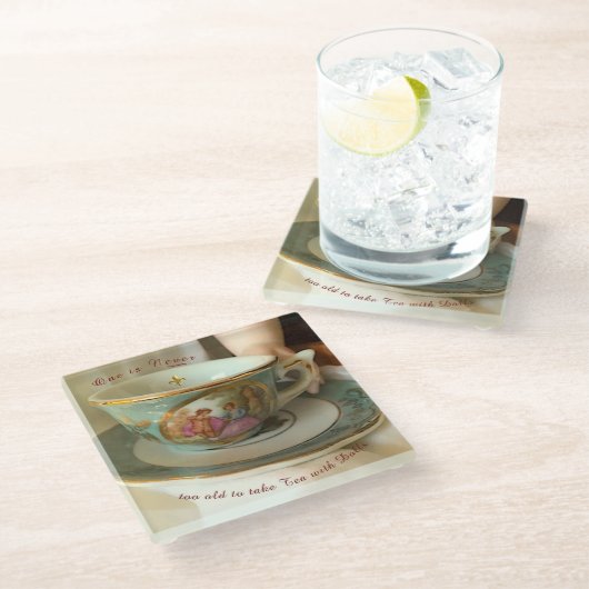 Tee mit Untersetzer aus Glas (Schrägansicht)