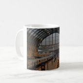 Tee oder Kaffee - King's Cross Station London. Kaffeetasse (Vorderseite Links)