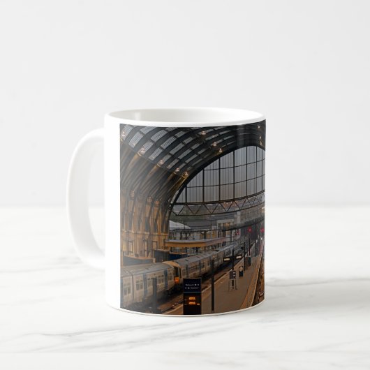 Tee oder Kaffee - King's Cross Station London. Kaffeetasse (Vorderseite Links)
