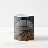 Tee oder Kaffee - King's Cross Station London. Kaffeetasse (Mittel)