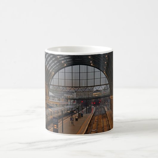 Tee oder Kaffee - King's Cross Station London. Kaffeetasse (Mittel)