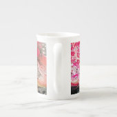 Tee- oder Kaffeezubereitung mit rosa, goldfarbenen Porzellantasse (Rückseite)