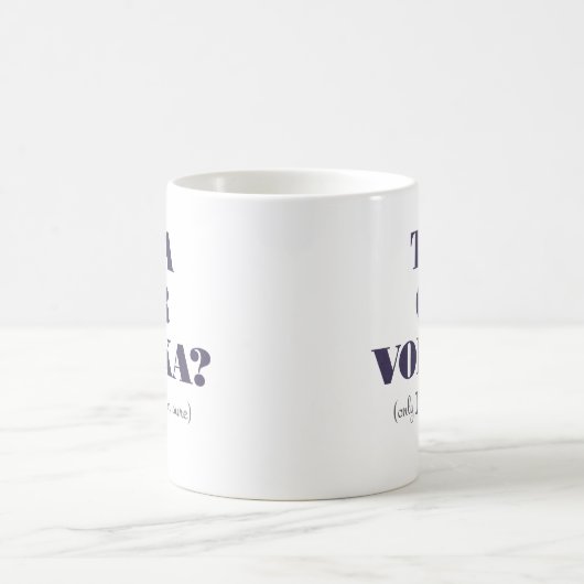 Tee oder Vodka?Tasse Kaffeetasse (Mittel)