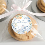 Tee-Party-Brautparty Runder Aufkleber<br><div class="desc">Mit unserem eleganten Watercolor Blue Floral und Citrus Tea Party Classic Round Sticker verwöhnen wir Sie mit einem exquisiten Garten mit Eleganz. Hier werden kulinarische Köstlichkeiten auf den erfrischenden Charme der zitrustikalen Freude gezaubert. Dieses Design verbindet nahtlos die beruhigenden Blautöne mit der lebendigen Energie gelber Zitronen, um ein Ambiente reiner...</div>