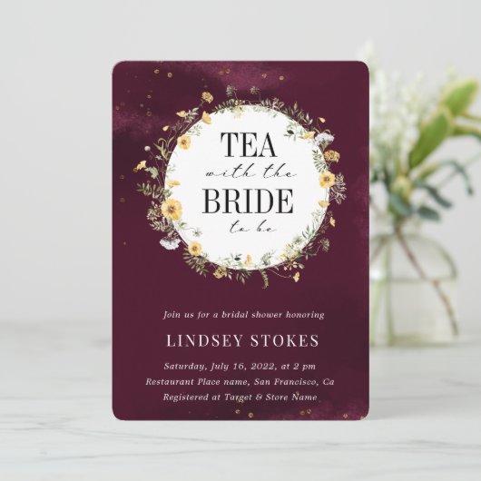 Tee Party Gelbe Wildblume Burgund Brautparty Einladung (Stehend Vorderseite)