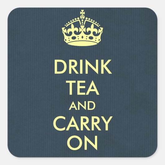Tee trinken und blaues Naturkraftpapier tragen Quadratischer Aufkleber (Vorderseite)