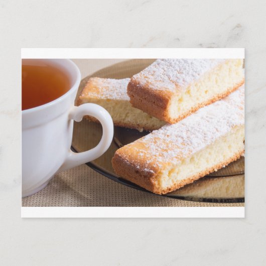 Tee und Teller aus frischen Keksen Postkarte (Vorderseite)