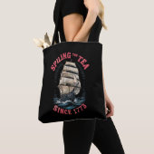Tee verschütten seit 1773 4. Juli Tasche (Von Nahem)