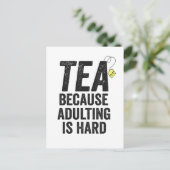 Tee, weil Erwachsenwerden schwer witzig ist Einladungspostkarte (Stehend Vorderseite)