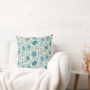 Teebecher mit floralen Mustern auf Creme Kissen