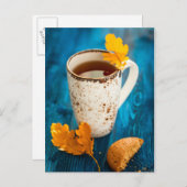 Teebecher und Herbstlaube auf blauem Holz Postkarte (Vorne/Hinten)