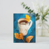 Teebecher und Herbstlaube auf blauem Holz Postkarte (Stehend Vorderseite)