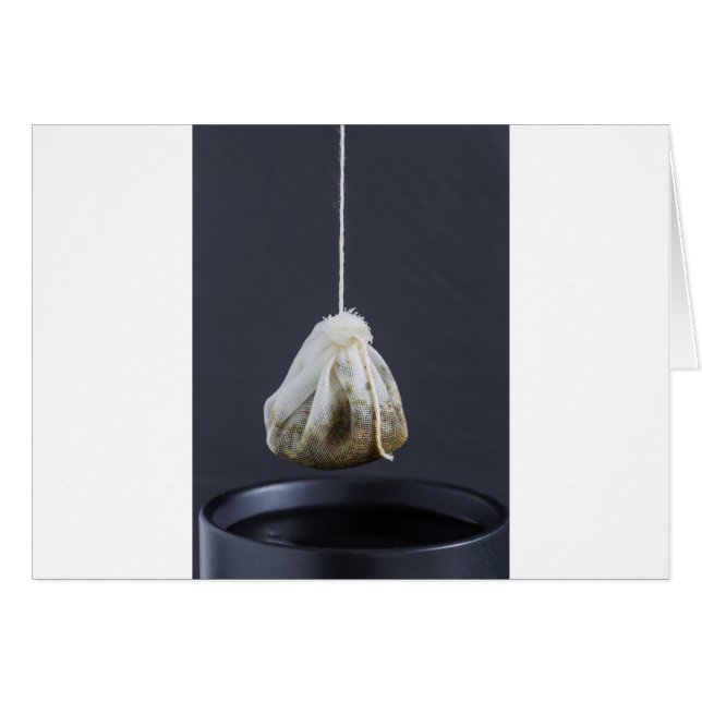 Teebeutel hängt in einer Tasse (Vorderseite (Horizontal))