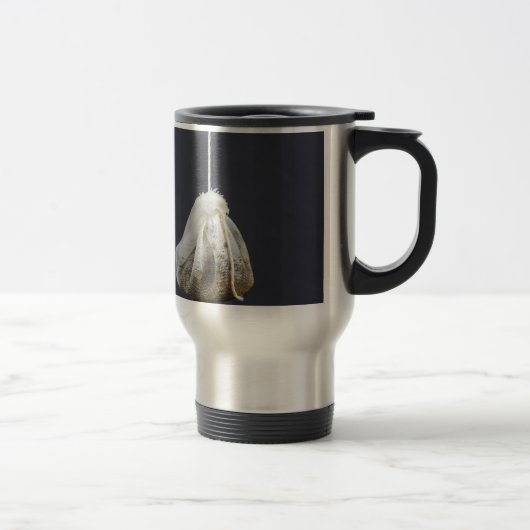 Teebeutel hängt in einer Tasse (Rechts)