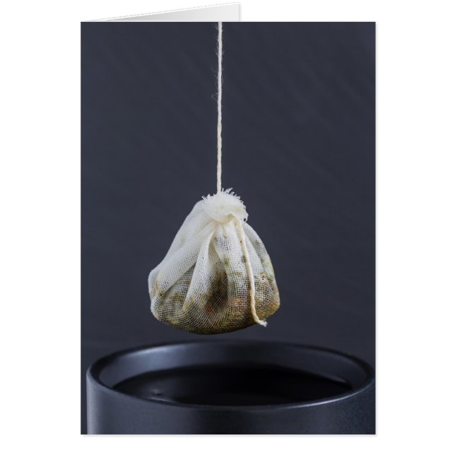Teebeutel hängt in einer Tasse (Vorne)