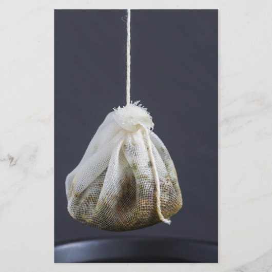 Teebeutel hängt in einer Tasse Briefpapier (Vorderseite)