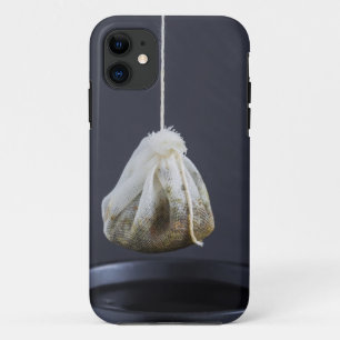 Teebeutel hängt in einer Tasse iPhone 11 Hülle