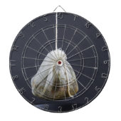 Teebeutel hängt in einer Tasse Dartscheibe (vorne)