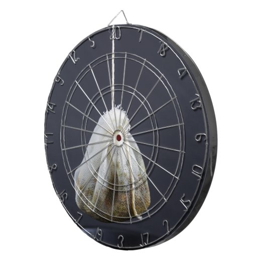 Teebeutel hängt in einer Tasse Dartscheibe (Vorderseite rechts)