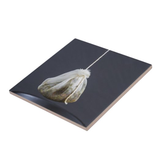 Teebeutel hängt in einer Tasse Fliese (Seite)