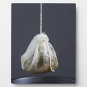 Teebeutel hängt in einer Tasse Fotoplatte (Vorderseite)