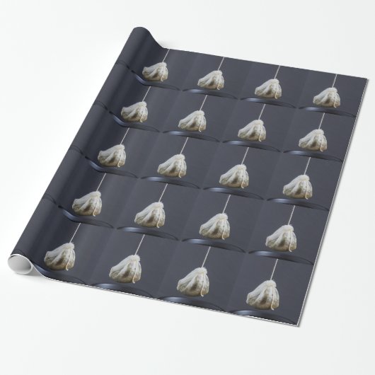 Teebeutel hängt in einer Tasse Geschenkpapier (Ungerollt)