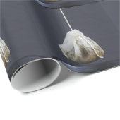 Teebeutel hängt in einer Tasse Geschenkpapier (Rolleneckpunkt)