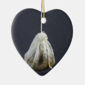 Teebeutel hängt in einer Tasse Keramikornament (Rechts)