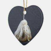 Teebeutel hängt in einer Tasse Keramikornament (Links)