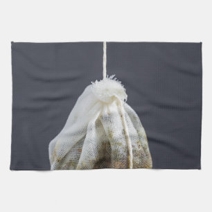 Teebeutel hängt in einer Tasse Küchentuch