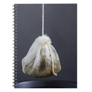 Teebeutel hängt in einer Tasse Notizblock