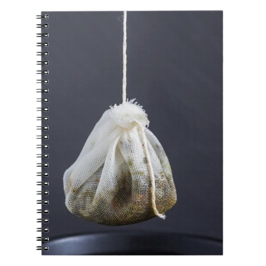 Teebeutel hängt in einer Tasse Notizblock (Vorderseite)