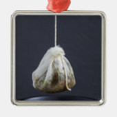 Teebeutel hängt in einer Tasse Silbernes Ornament (Vorne)