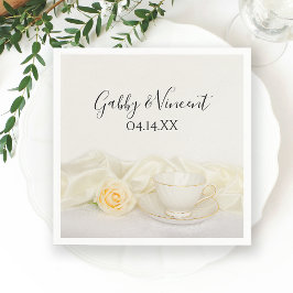 Teecup und Hochzeit mit weißer Rose Serviette