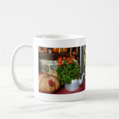 Teekanne gefüllt mit Pelargonien Kaffeetasse (Links)
