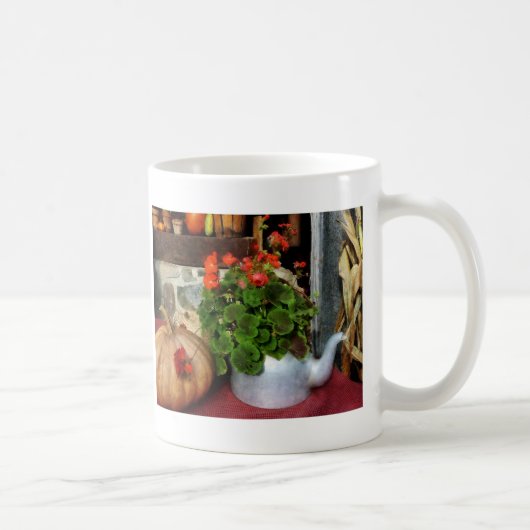 Teekanne gefüllt mit Pelargonien Kaffeetasse (Rechts)