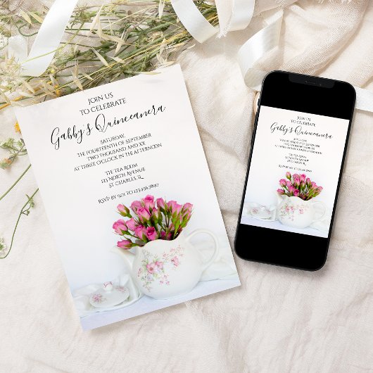 Teekanne gefüllt mit rosa Roses Quinceanera Party Einladung
