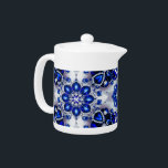Teekanne mit blauweißem Farbdesign<br><div class="desc">Entspannen Sie in unserem eleganten Teekessel mit einem faszinierenden Blau-Weiß-Design und einem modernen finnisch-inspirierten Glanzmotiv. Diese Teekanne verbindet Funktionalität mit künstlerischem Charme und macht sie zu einer herausragenden Ergänzung Ihrer Set- oder Kochkollektion. Das aufwändige Design, inspiriert durch die Brillanz wertvoller Steine, ergänzt perfekt die sanfte Blau-Weiß-Farbpalette und schafft so einen...</div>