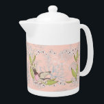 Teekanne mit rosa Blumen- und Vogeldesign<br><div class="desc">Teekanne mit hübschem hellrosa Blumenmuster und Vogeldesign. Die Blume sind weiß,  der Vogel rosa mit offenen Flügeln und hübsche grüne Blätter. Dank Creative Fabrica und dem Hungryjpeg für einige der Elemente im Design.</div>